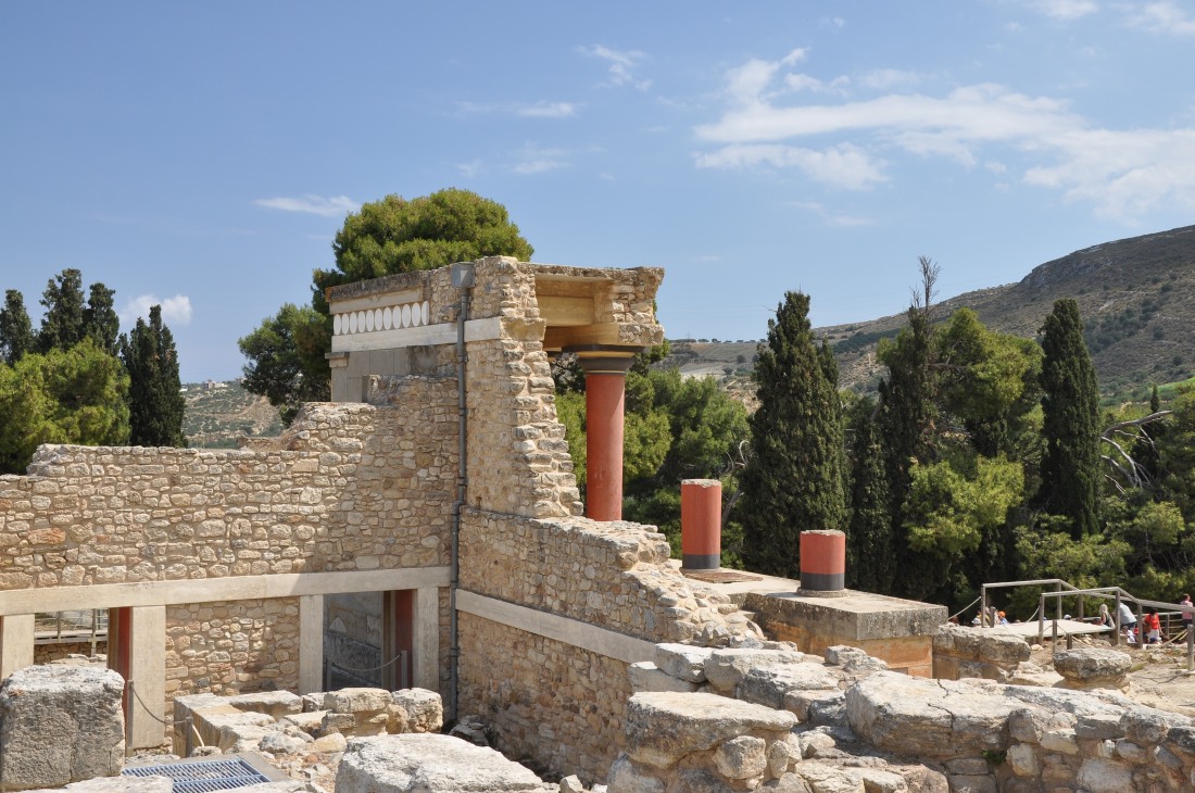 Knossos_north_entrance,_Crete_001